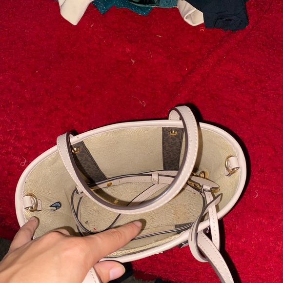 mk purse and wallet with strap to put on to make it hang on your side - Picture 3 of 3